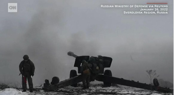 In der gleichen Woche zeigen westliche Nachrichtensender wie CNN Bilder von den russischen Militärübungen an der ukrainischen Grenze.