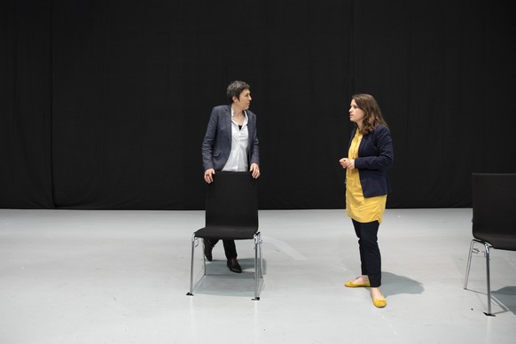 Barbara Gysi, SP-SG, links, diskutiert mit Mattea Meyer, SP-ZH, waehrend der ausserordentlichen Session der Eidgenoessischen Raete, am Mittwoch, 6. Mai 2020 im Nationalrat in einer Ausstellungshalle d ...