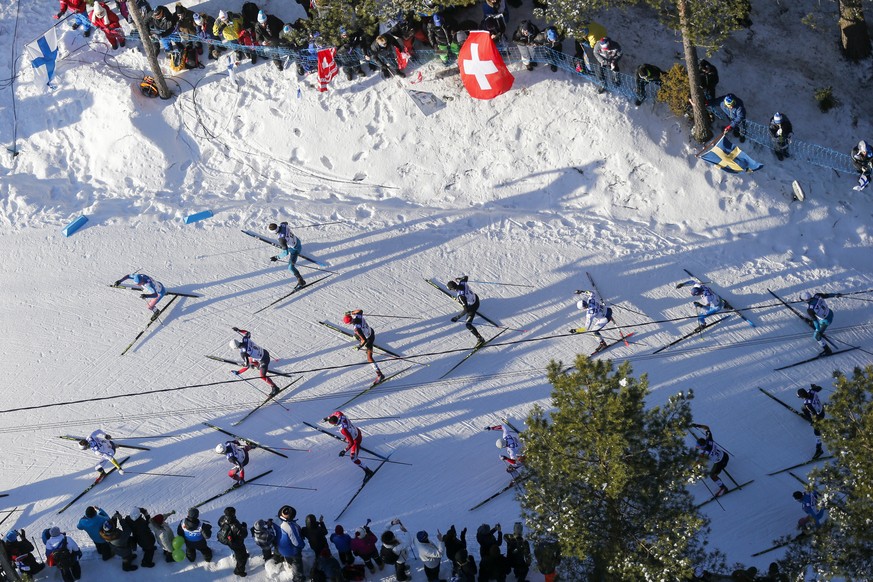 Athletes climb a hill during the men&#039;s 50 km mass start competition at the 2017 Nordic Skiing World Championships in Lahti, Finland, on Sunday, March 5, 2017. (KEYSTONE/Peter Klaunzer)