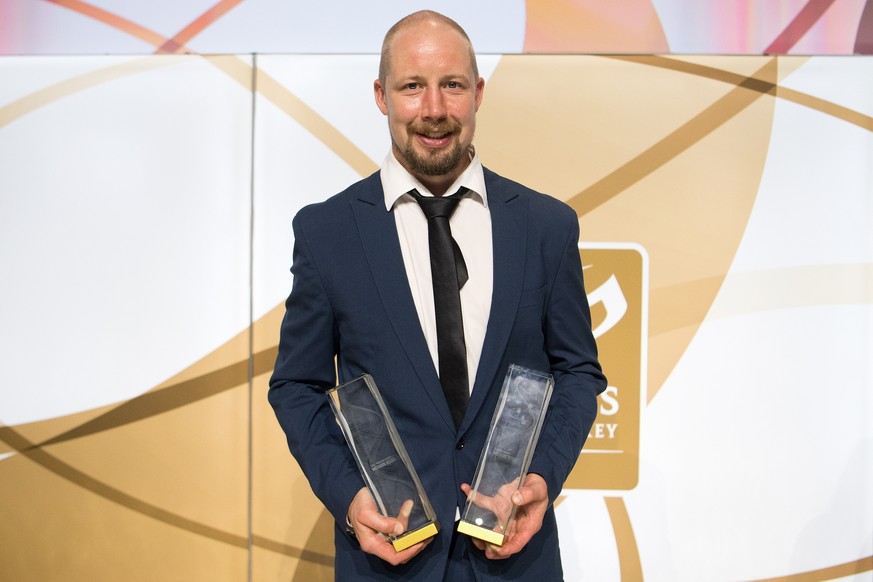 Mathias Seger von den ZSC Lions, rechts, mit dem Hockey Award fuer den Most Popular Player und dem Special Award, bei den Swiss Ice Hockey Awards, am Freitag, 03. August 2018, im Kursaal in Bern. (KEY ...