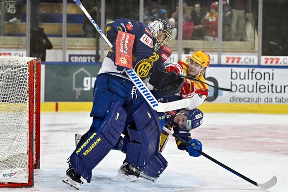 Der Bieler PostFinance Top Scorer Lias Anderson versucht es alleine gegen die Davoser Torhueter Sandro Aeschlimann und Nico Gross, im Eishockey-Qualifikationsspiel der National League (NL) zwischen de ...