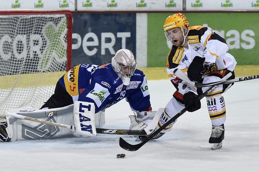 Luganos Frederik Pettersson umkurvt Biel-Goalie Simon Rytz.