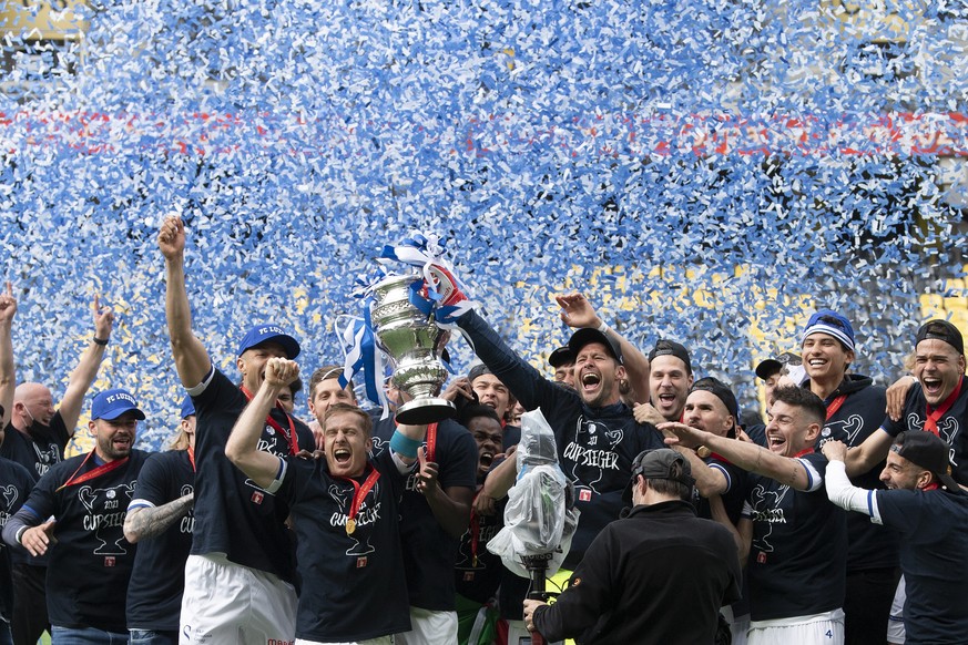 Der FC Luzern feiert den Sieg im Schweizer Fussball Cupfinal zwischen dem FC St. Gallen und dem FC Luzern, am Pfingstmontag, 24. Mai 2021, im Stadion Wankdorf in Bern. (KEYSTONE/Peter Schneider)