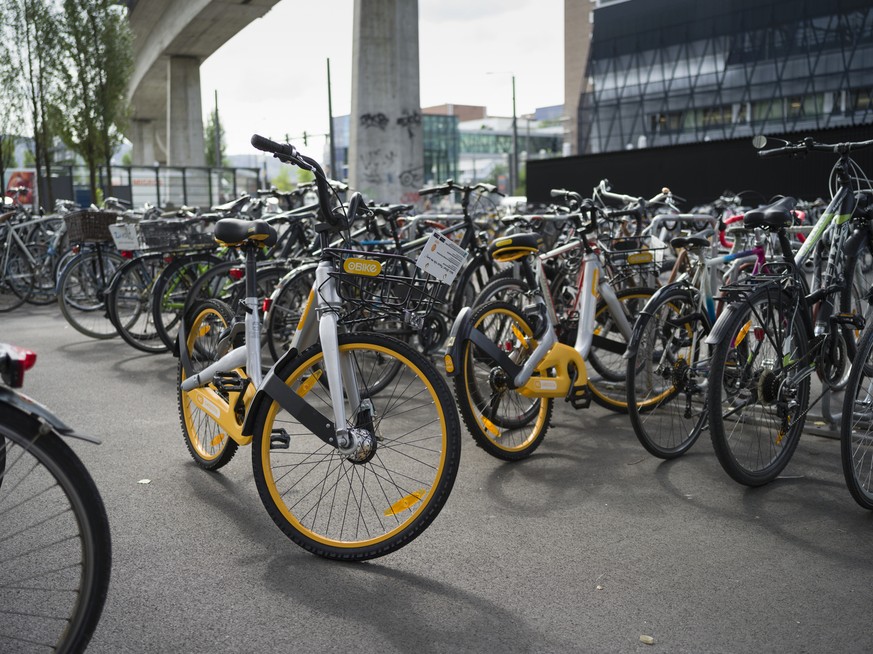 Two OBikes are placed next to a bicycle stand at the Toni-Areal in Zurich, Switzerland, photographed on September 7, 2017.

Zwei OBike Fahrraeder stehen neben einem Velostaender nahe des Toni-Areals i ...