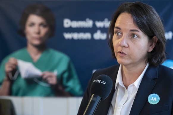 Yvonne Ribi, Geschaeftsfuehrerin SBK-ASI und Mitglied Initiativkomitee, gibt ein Interview neben einem Kampagnenplakat, nach der Startmedienkonferenz zur Pflegeinitiative, am Mittwoch, 6. Oktober 2021 ...