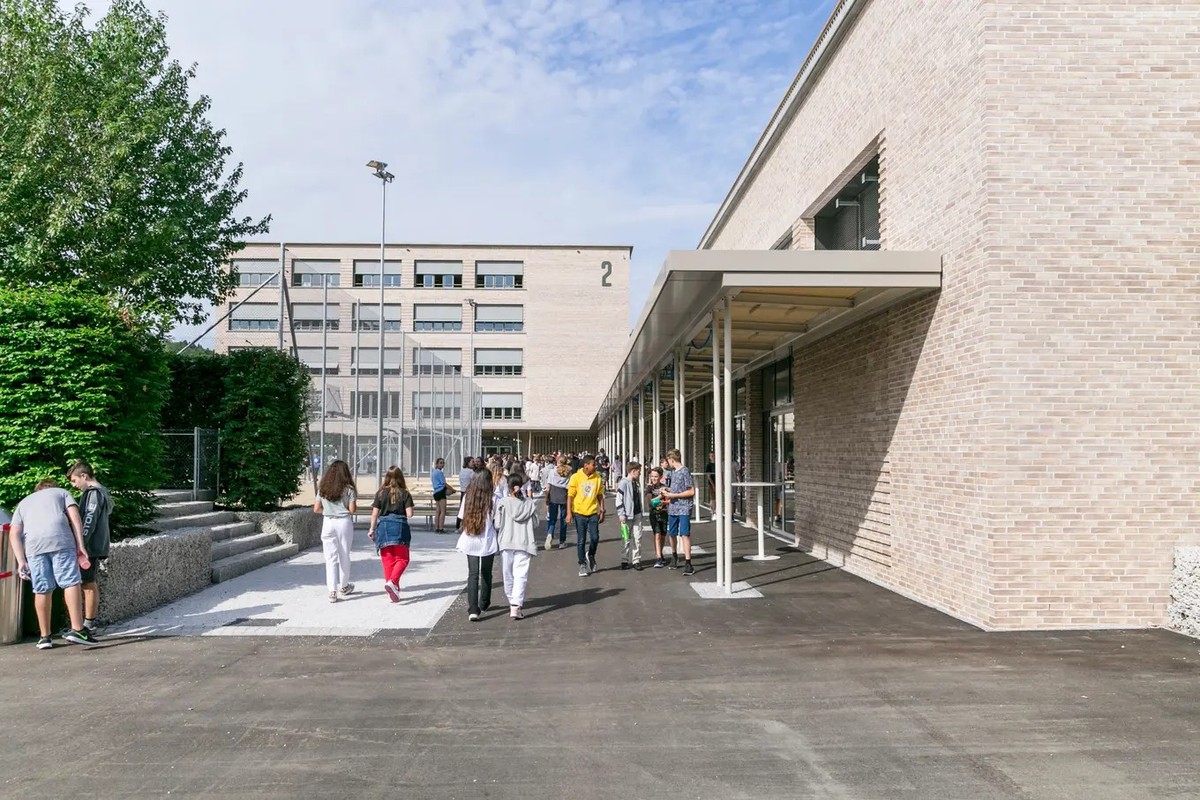 Neu gilt ein Handyverbot auf dem Areal: das Oberstufenschulhaus Burghalde in Baden.