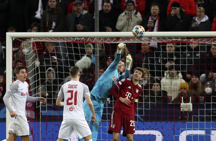 Salzburg&#039;s goalkeeper Philipp Koehn, second right, makes a save in front of Bayern&#039;s Thomas Mueller, right, during the Champions League, round of 16, first leg soccer match between Salzburg  ...