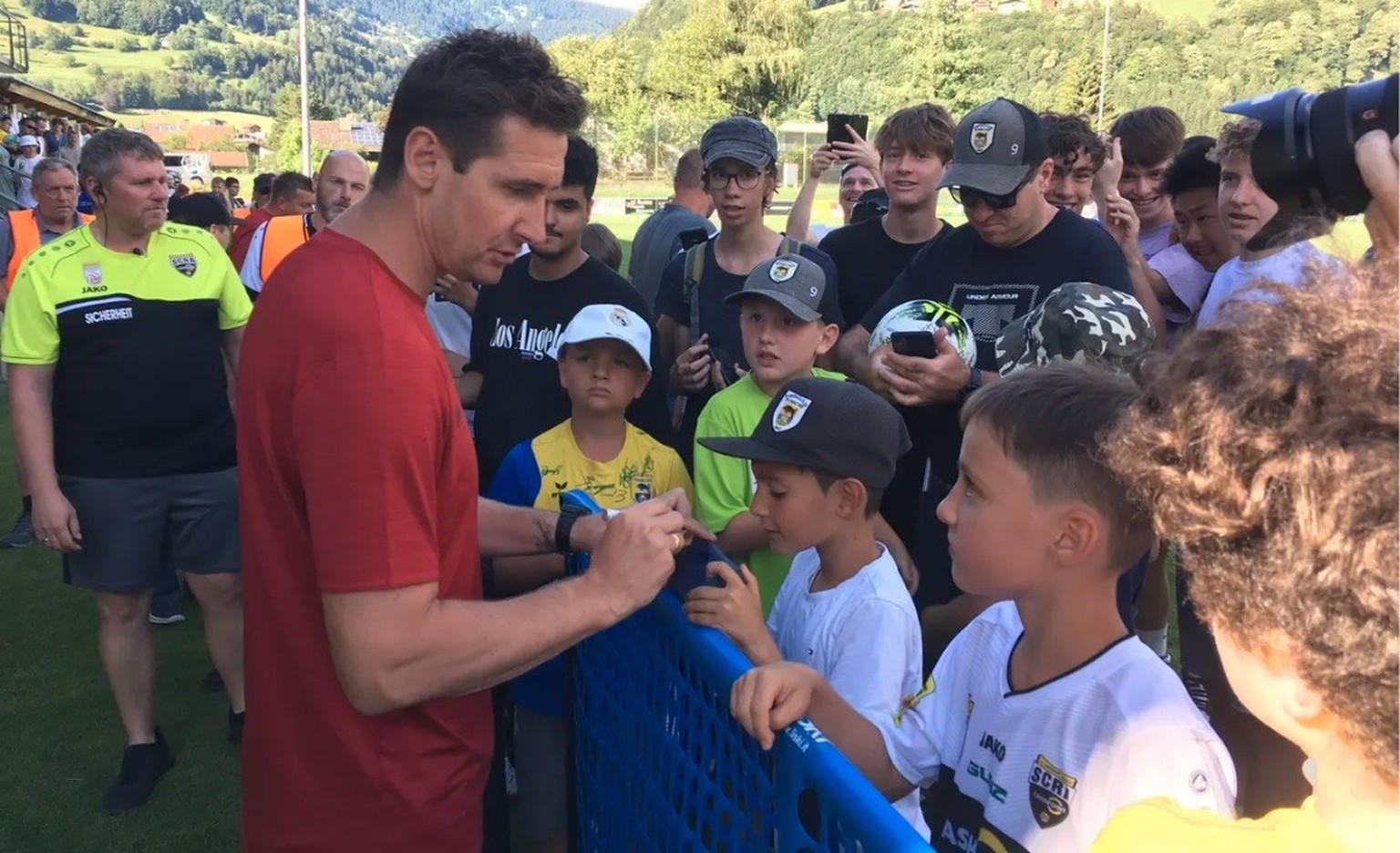 Miroslav Klose nimmt sich in Schruns Zeit für die zahlreichen Fans.