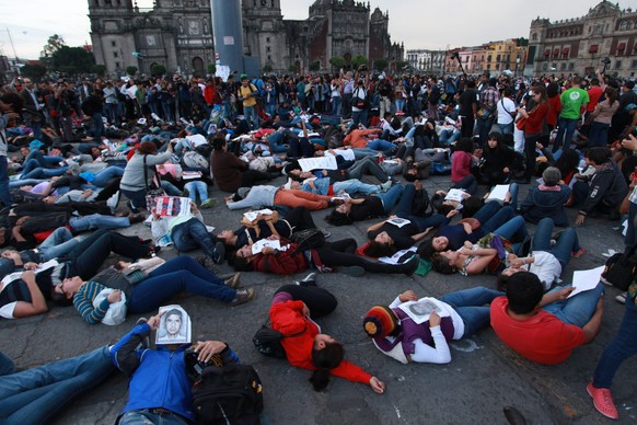 Auf dem Zócalo-Platz vor dem Gebäude hatten vor dem Zwischenfall tausende Menschen friedlich protestiert.&nbsp;