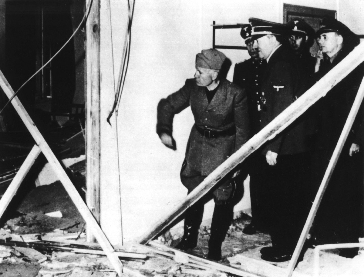 Hitler und Mussolini besichtigen die Schäden im Führerhauptquartier «Wolfsschanze» nach dem versuchten Attentat.