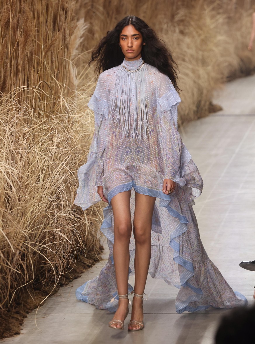 epa13258418 A model presents a creation from the Women's Spring/Summer 2027 collection of Italian fashion house Etro during Milan Fashion Week, in Milan, Italy, 23 September 2026. Milan Fashion W ...
