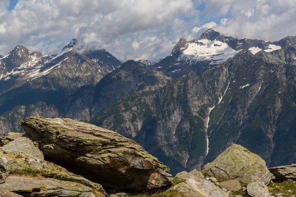 Schneebedeckter Gipfel des Monte Zucchero und des Triangolino im Schweizer Tessiner Gebirge.