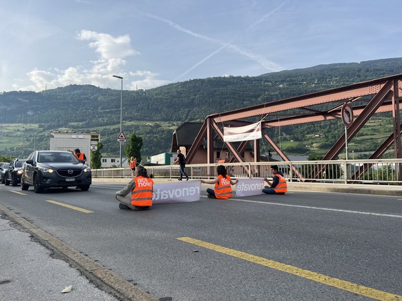 Aktivistinnen und Aktivisten von Renovate Switzerland blockieren die Rhonebrücke in Sion.