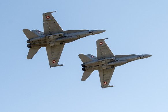 Zwei F/A-18 Kampfjets während einer Flugshow.