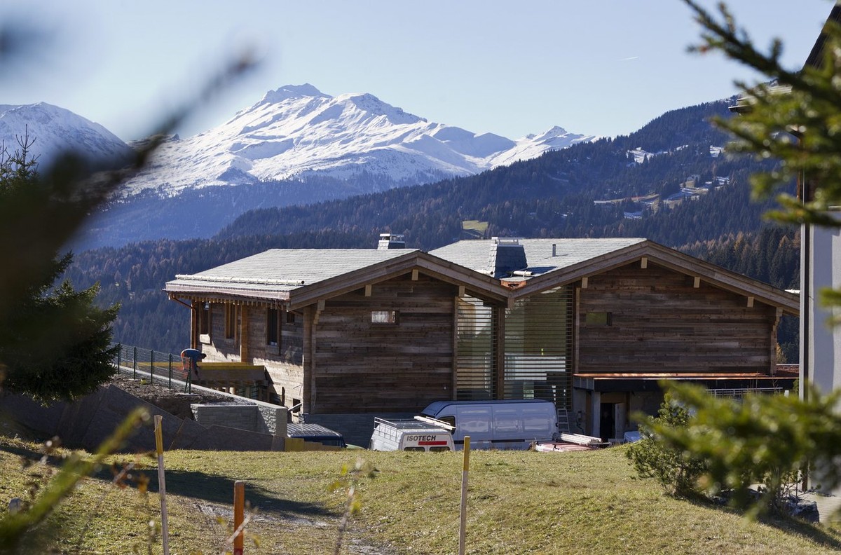 Die im Rohbau fertiggestellte Doppelvilla "Bellavista A" des Schweizer Tennisstars Roger Federer in Lenzerheide-Valbella, aufgenommen am Donnerstag, 15. November 2012. (KEYSTONE/Arno Balzari ...
