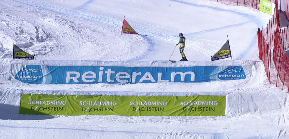 Skicrosserin Johanna Holzmann sucht auf der Reiteralm den Weg ins Ziel.