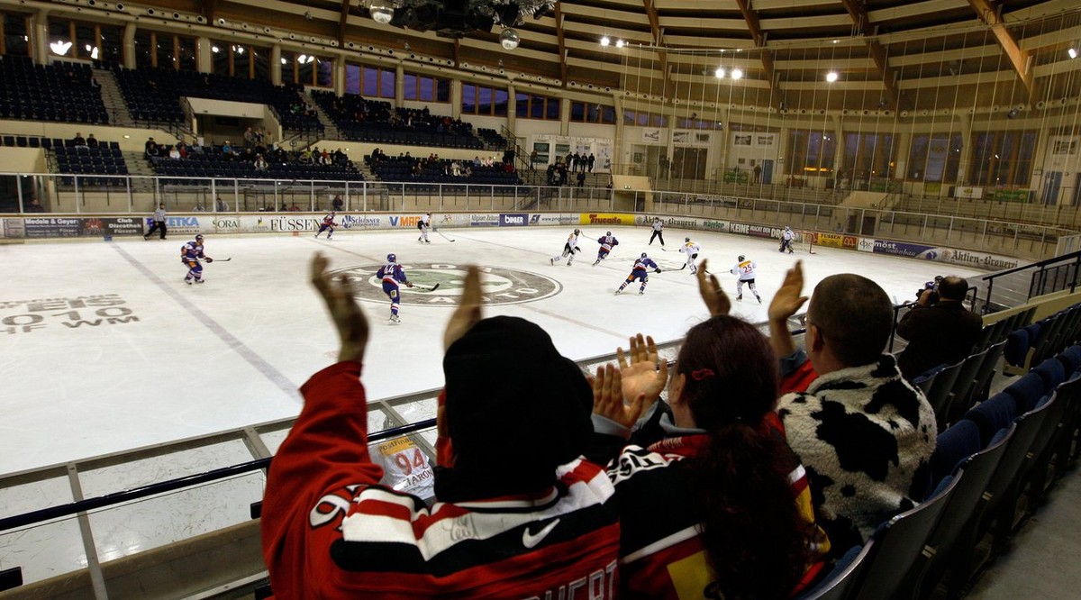 Oftmals eine trostlose Angelegenheit: Ganze drei Schweizer Fans und ein paar deutsche Zuschauer sind beim Testspiel Schweiz – Slowakei im April 2010 in der Halle in Füssen.
