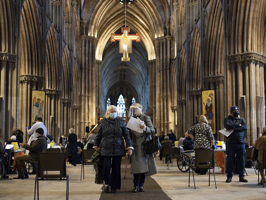 Audrey Elson (l, 84) verl�sst mit ihrer Tochter die Lichfield Kathedrale, nachdem sie dort mit dem Corona-Impfstoff der Universit�t Oxford und des Konzerns Astrazeneca geimpft wurde. Foto: Jacob King/ ...