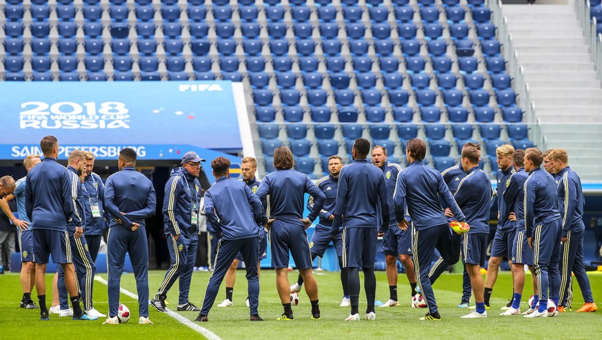 epa06857408 Sweden&#039;s head coach Janne Andersson (C-L) leads his team&#039;s training session in St.Petersburg, Russia, 02 July 2018. Sweden will face Switzerland in the FIFA World Cup 2018 round  ...