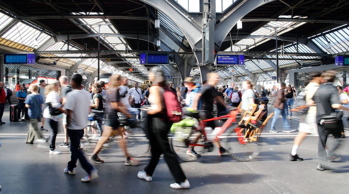 Foto Manuel Geisser 16.09. 2023 Zuerich , SCHWEIZ , Hauptbahnhof Zuerich , Reisende und Pendler *** Photo Manuel Geisser 16 09 2023 Zuerich , SWITZERLAND , Zurich Main Station , Travelers and commuter ...