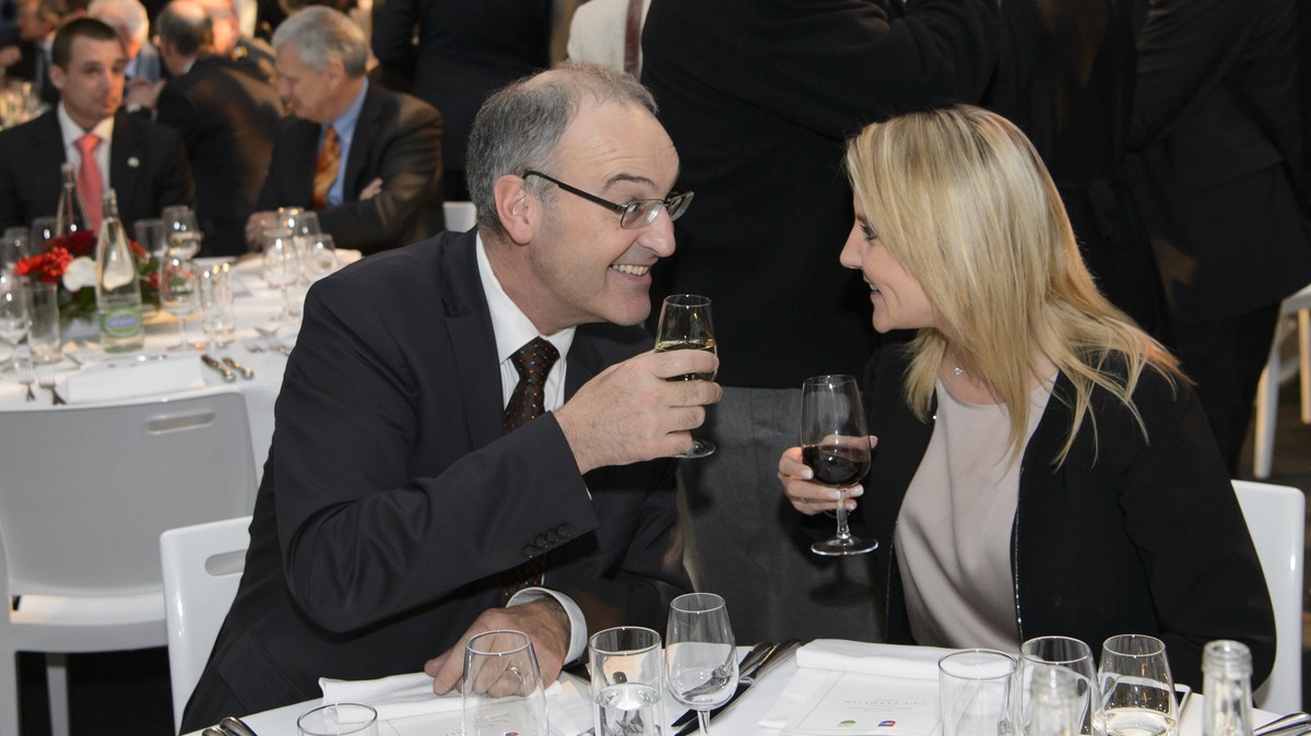 Le nouveau Conseiller federal Guy Parmelin, gauche, fait sante avec Celine Amaudruz, droite, conseillere nationale UDC pendant le repas de gala lors d'une reception en son honneur ce jeudi 17 dec ...