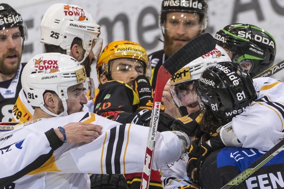 Gerangel vor dem Berner Tor, im 4. Eishockey Playoff-Finalspiel der National League A zwischen dem SC Bern und dem HC Lugano, am Samstag, 9. April 2016, in der PostFinance-Arena in Bern. (KEYSTONE/Ale ...