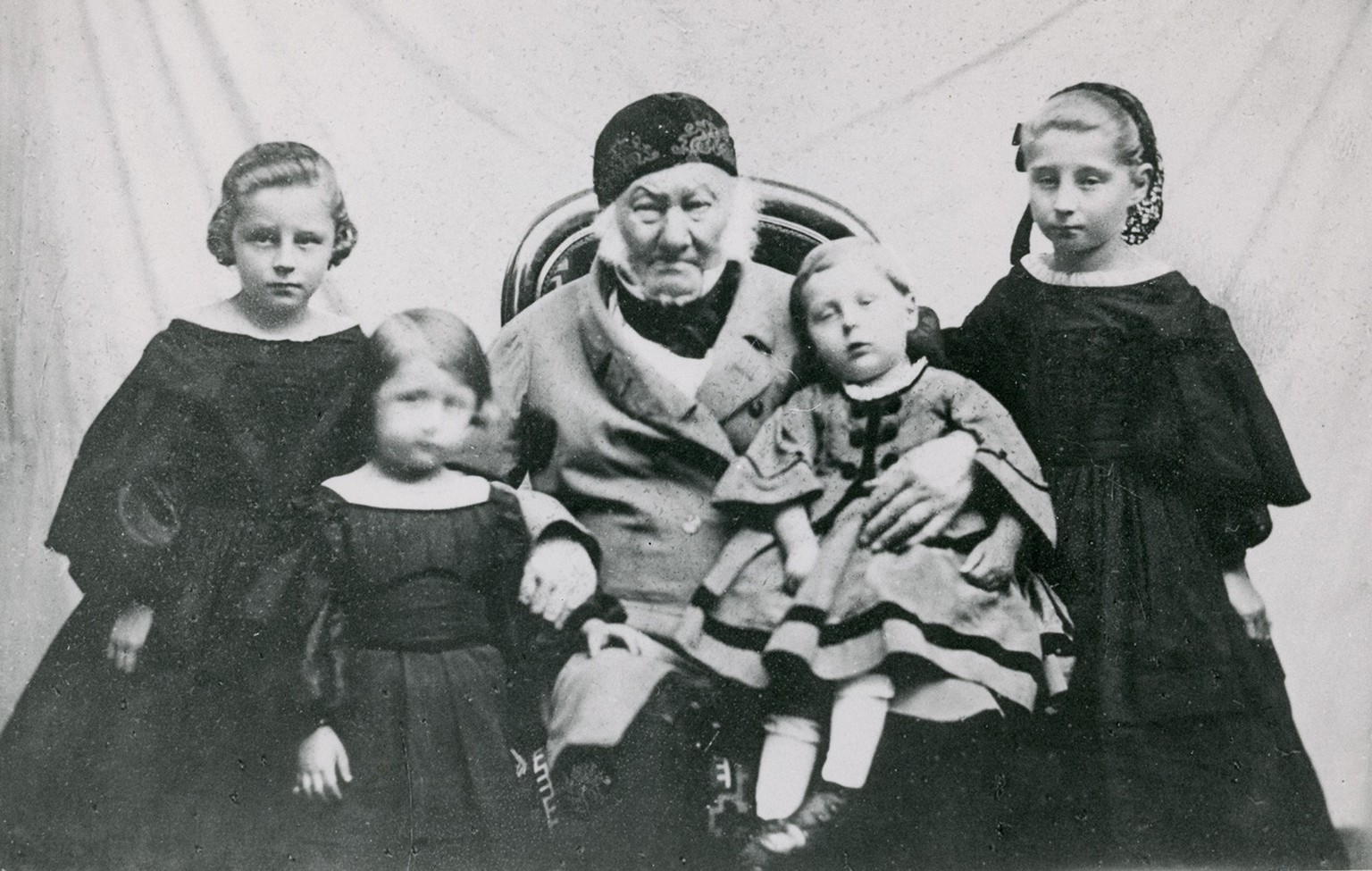 Jakob Ziegler-Pellis with his grandchildren (from left): Anna Ziegler, Gertrud Hasler, Henry Ziegler and Leonie Ernst, around 1861. https://www.winterthur-glossar.ch/sammlung-winterthur