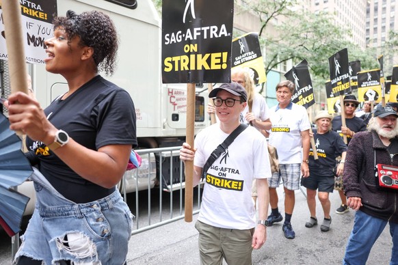 August 15, 2023, New York City, NY, USA: Elliot Page is seen at the SAG-AFTRA picket line in Downtown, Manhattan on August 15, 2023 in New York City. New York City USA - ZUMAc233 20230815_zsp_c233_009 ...