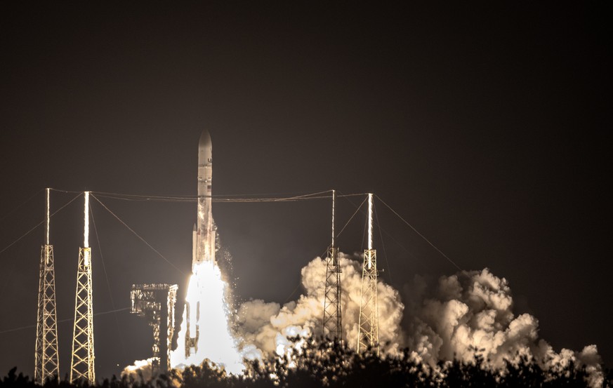 epa11063841 The United Launch Alliance Vulcan Centaur rocket, part of the Astrobotic&#039;s Peregrine Mission One, lifts off from Space Launch Complex 41 at Kennedy Space Center in Merritt Island, Flo ...