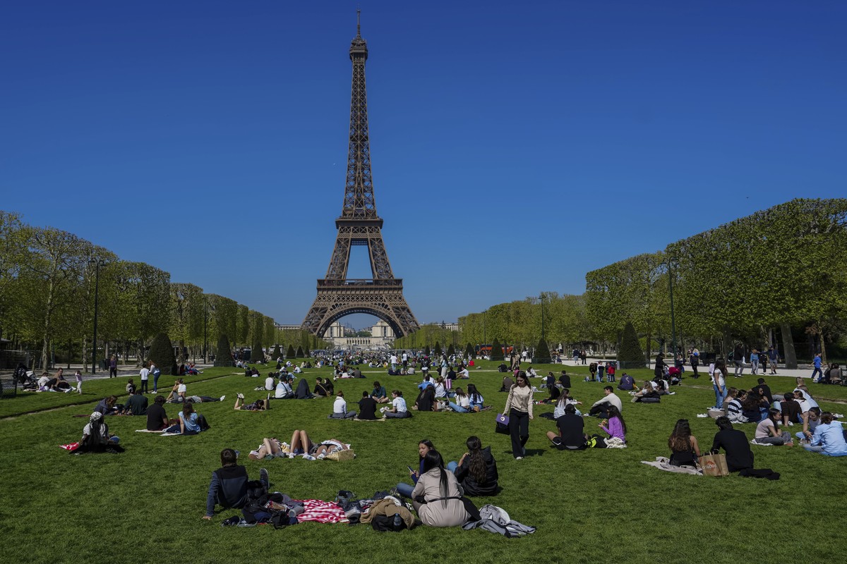 Parisians enjoy the sun during lunchtime at the Champs de Mars, in front of the Eiffel Tower, Friday, April 11, 2025 in Paris. (AP Photo/Aurelien Morissard)
France Daily Life
