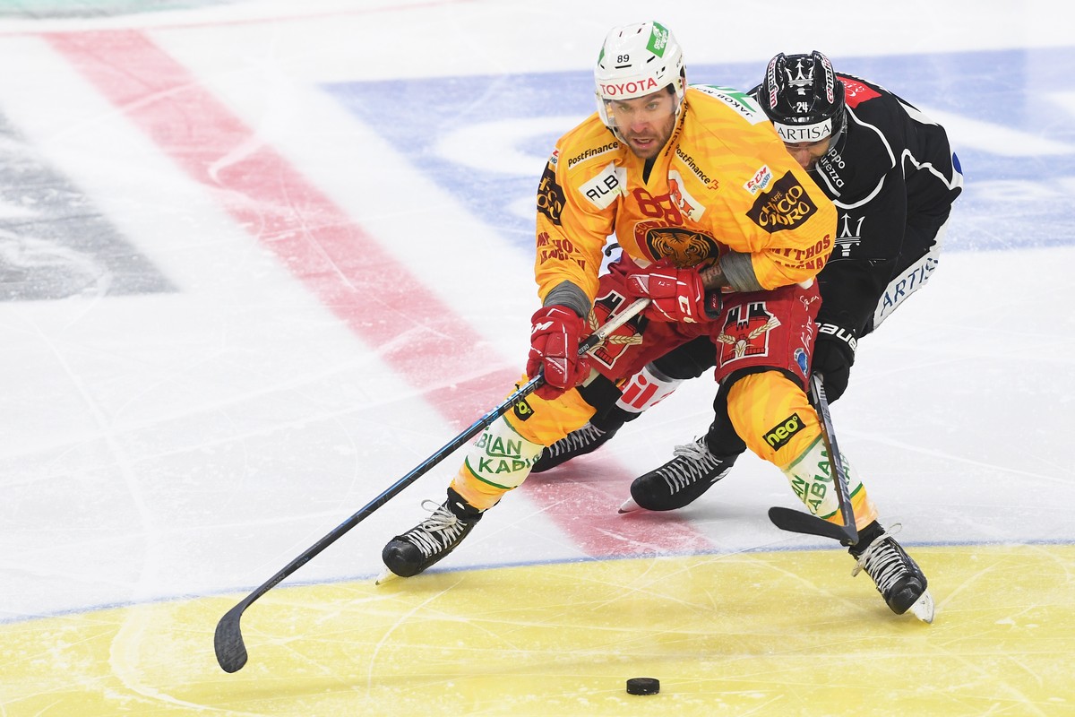 From left, Tiger's player Christopher DiDomenico and Lugano?'s player Jani Lajunen, during the preliminary round game of National League A (NLA) Swiss Championship 2019/20 between HC Lugano  ...