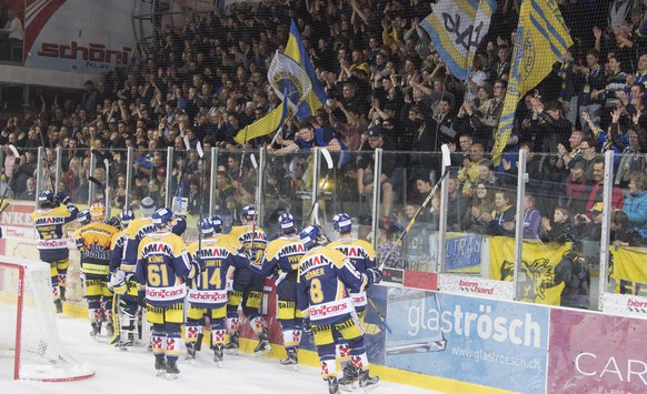 Langenthals Spieler verabschieden sich von den Fans nach dem vierten Spiel der Ligaqualifikation, zwischen dem SC Langenthal und dem HC Ambri-Piotta, am Donnerstag, 13. April 2017, in der Eishalle Sch ...