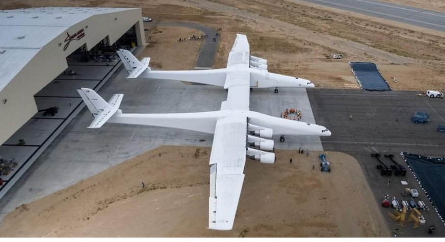 Zwei Schlepper waren erforderlich, um das riesige Doppelrumpf-Trägerflugzeug aus dem Hangar zu ziehen.