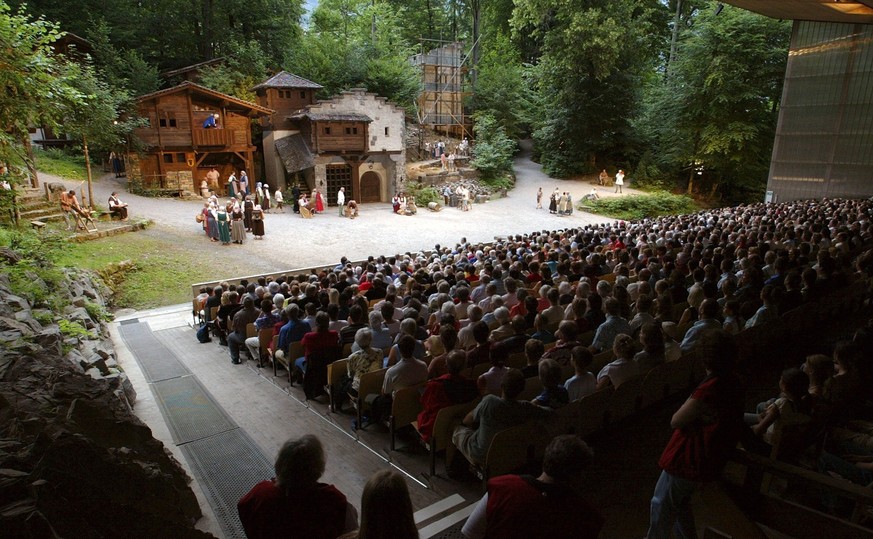 Das Premierenpublikum verfolgt am Donnerstag, 26. Juni 2003, in Interlaken, die erste oeffentliche Premierenvorstellung der Tell Freilichtspiele 2003. Die diesjaehrigen Tellspiele, sie finden seit 191 ...
