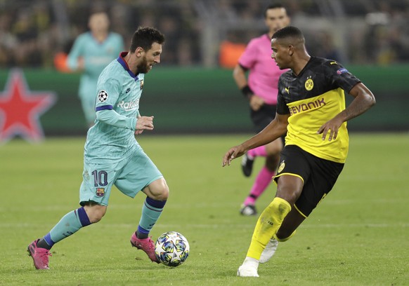 Barcelona&#039;s Lionel Messi challenges for the ball with Dortmund&#039;s Manuel Akanji during the Champions League Group F soccer match between Borussia Dortmund and FC Barcelona in Dortmund, German ...