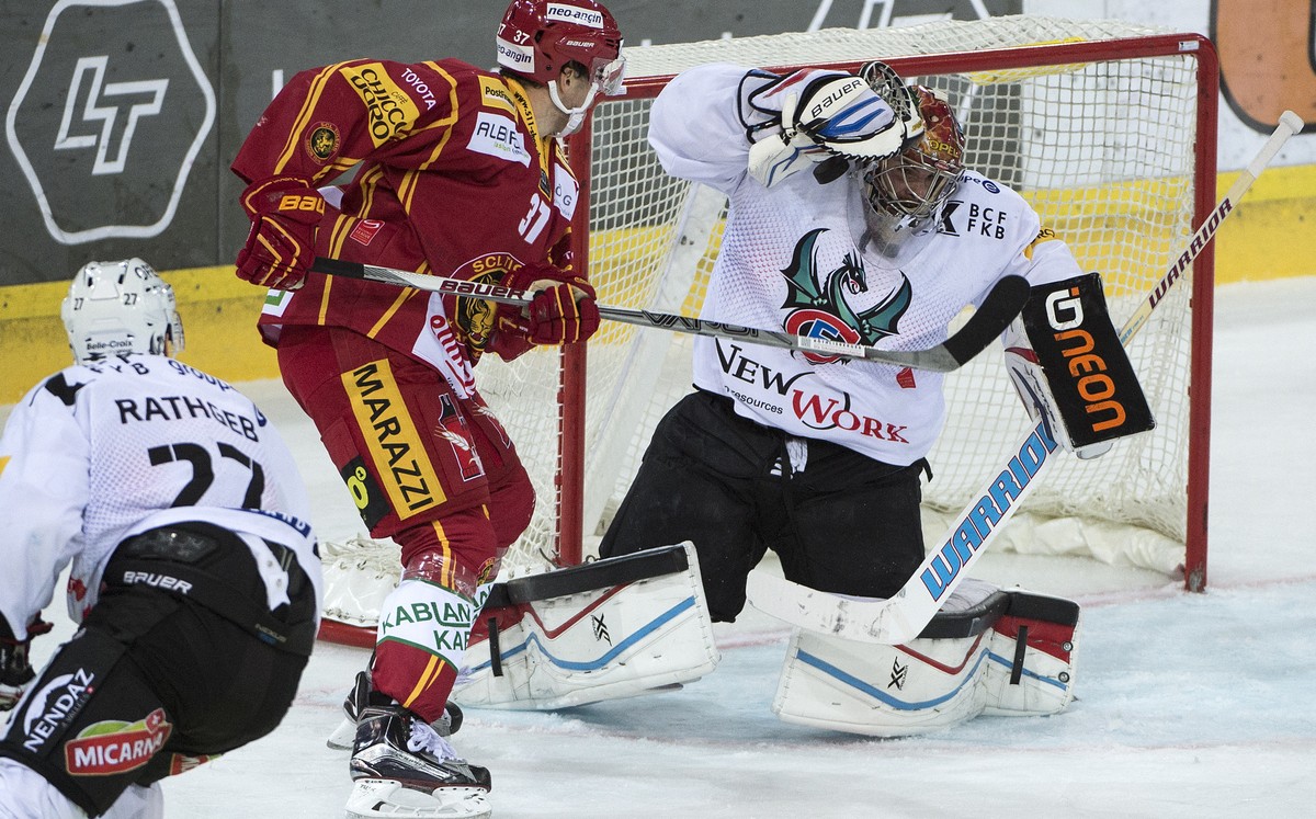 Fribourg-Goalie Benjamin Conz hat in Langnau alle Hände voll zu tun.