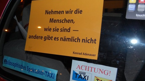 Hinteres Seitenfenster von Jacquelines&nbsp;Philosophie-Taxi:&nbsp;Ein Gegenentwurf zur Aggression an der Langstrasse.&nbsp;