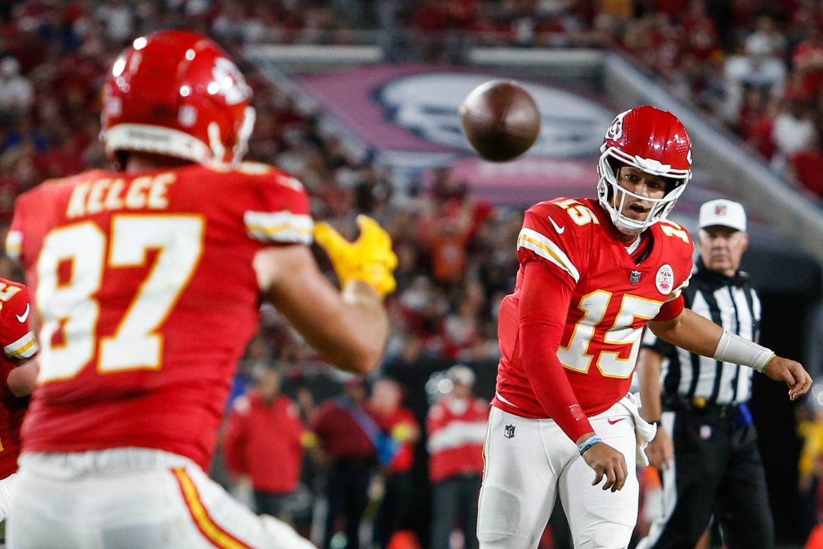 October 2, 2022, Tampa, FL, US: Kansas City Chiefs quarterback Patrick Mahomes 15 throws a pass to Kansas City Chiefs tight end Travis Kelce 87, while being pressured by the Tampa Bay Buccaneers durin ...