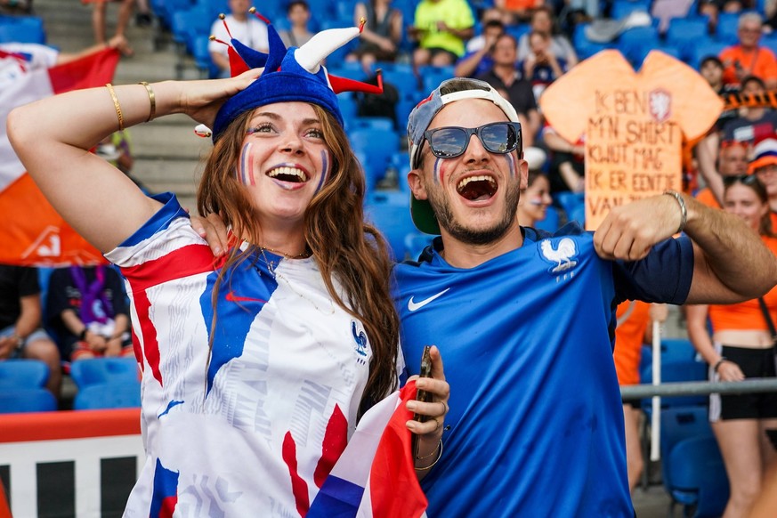 Franz�sische Fans haben Spa� - Basel 13.07.2025: Frankreich vs. Niederlande, St. Jakobs Park, Womens Euro 2025, Gruppe D, 3. Spieltag *** French fans have fun Basel 13 07 2025 France vs Netherlands, S ...