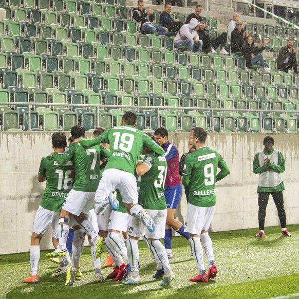 Die St. Galler jubeln zum 4:0 Tor im Fussball Super League Spiel zwischen dem FC St. Gallen und dem FC Luzern, am Donnerstag, 16. Juli 2020, im Kybunpark in St. Gallen. (KEYSTONE/Ennio Leanza)