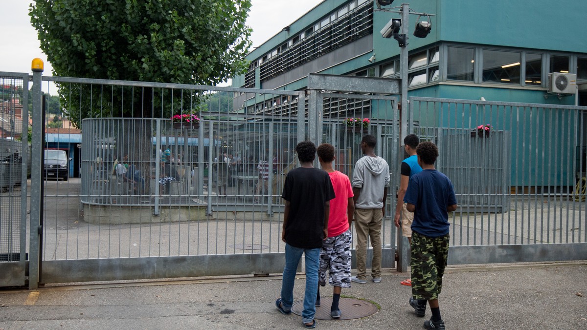 ZU DEN ZAHLEN UEBER ASYLGESUCHE IN DER SCHWEIZ 2014 STELLEN WIR IHNEN AM DONNERSTAG, 22. JANUAR 2015, FOLGENDES ARCHIVBILD ZUR VERFUEGUNG - Asylbewerber vor dem Empfangs- und Verfahrenszentrum Chiasso ...