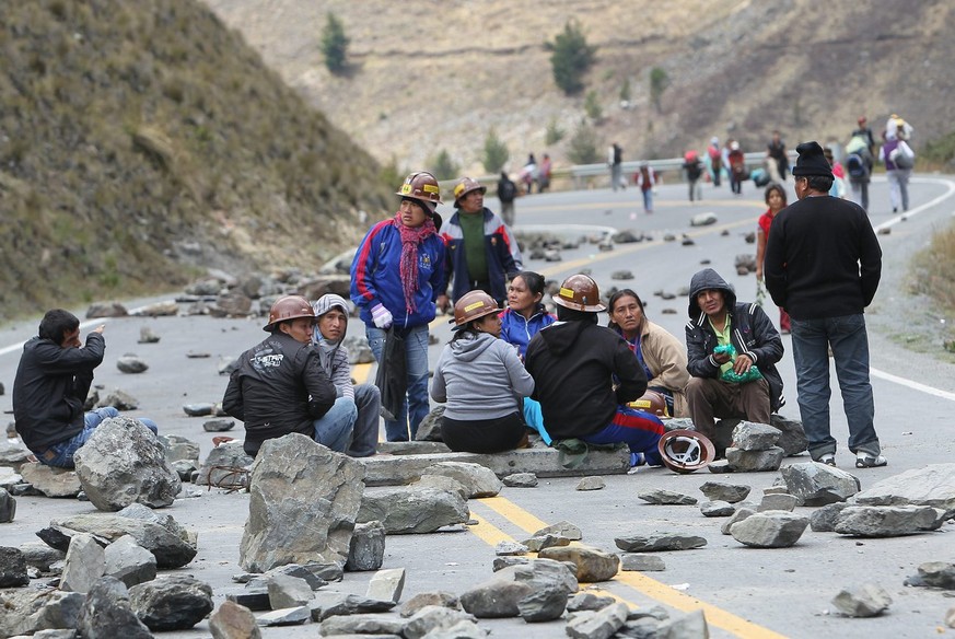 epa03410435 Hundreds of cooperative miners of Bolivia block a route in the Pongo locality, one of the access to La Paz, on 25 September 2012, the same as Cochabamba, Potosi, Santa Cruz and Beni region ...