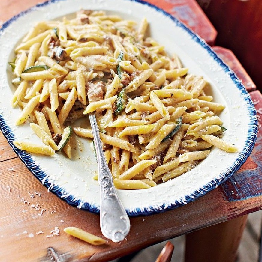 jamie oliver carbonara variationen essen food pasta https://www.jamieoliver.com/features/8-twists-classic-carbonara/?utm_medium=Email&amp;utm_source=ExactTarget&amp;utm_campaign=BAU_26.02.19_Pastafant ...