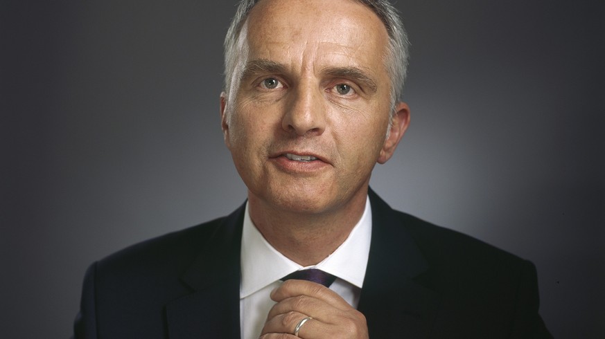 ZUR WAHL VON BUNDESRAT DIDIER BURKHALTER ZUM BUNDESPRAESIDENTEN AM MITTWOCH, 4. DEZEMBER 2013, STELLEN WIR IHNEN FOLGENDES BILDMATERIAL ZUR VERFUEGUNG - Portrait von Bundesrat Didier Burkhalter, aufge ...