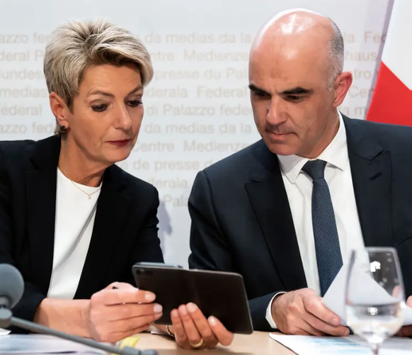 Was genau Karin Keller-Sutter hier Alain Berset zeigt, ist nicht bekannt. Sicher ist: Ab heute ist der Bundesrat auch auf Instagram präsent.