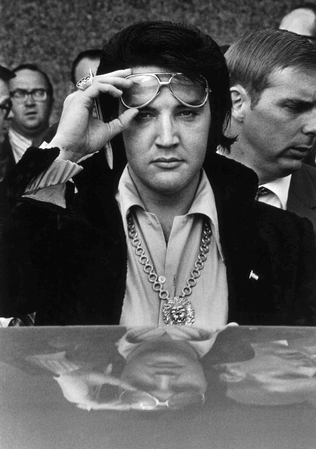 Entertainment: Elvis Presley File Photos January 16, 1971 Memphis, TN, USA Elvis Presley is reflected in the roof of h Entertainment: Elvis Presley File Photos January 16, 1971 Memphis, TN, USA Elvis  ...
