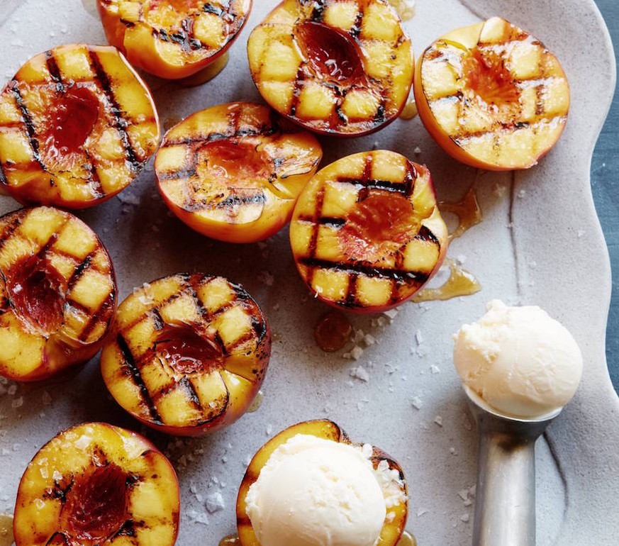 grillierte pfirsiche grillen grillieren pfirsich fruch früchte bbq barbecue essen food http://whatsgabycooking.com/grilled-peaches-with-vanilla-ice-cream/