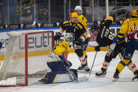 From left: Goalkeeper Sandro Aeschlimann (HCD, PostFinance Top Scorer Calvin Thuerkauf (HCL) and Brendan Perlini (HCL) during the National League regular season game between the HC Lugano and HC Davos ...