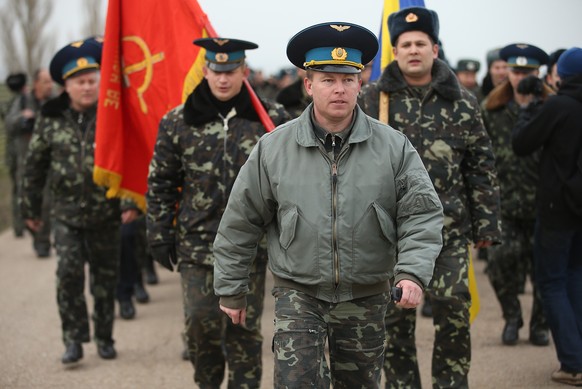 Der ukrainische Oberst Yuli Mamchor marschiert mit seinen Soldaten zum Militärstützpunkt bei Belbek, der von prorussischen Kräften abgeriegelt wird.&nbsp;