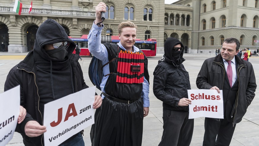 Der Jung-SVPler Nils Fiechter präsentiert voller Stolz die Sprengstoff-Attrappe, Walter Wobmann (r.).